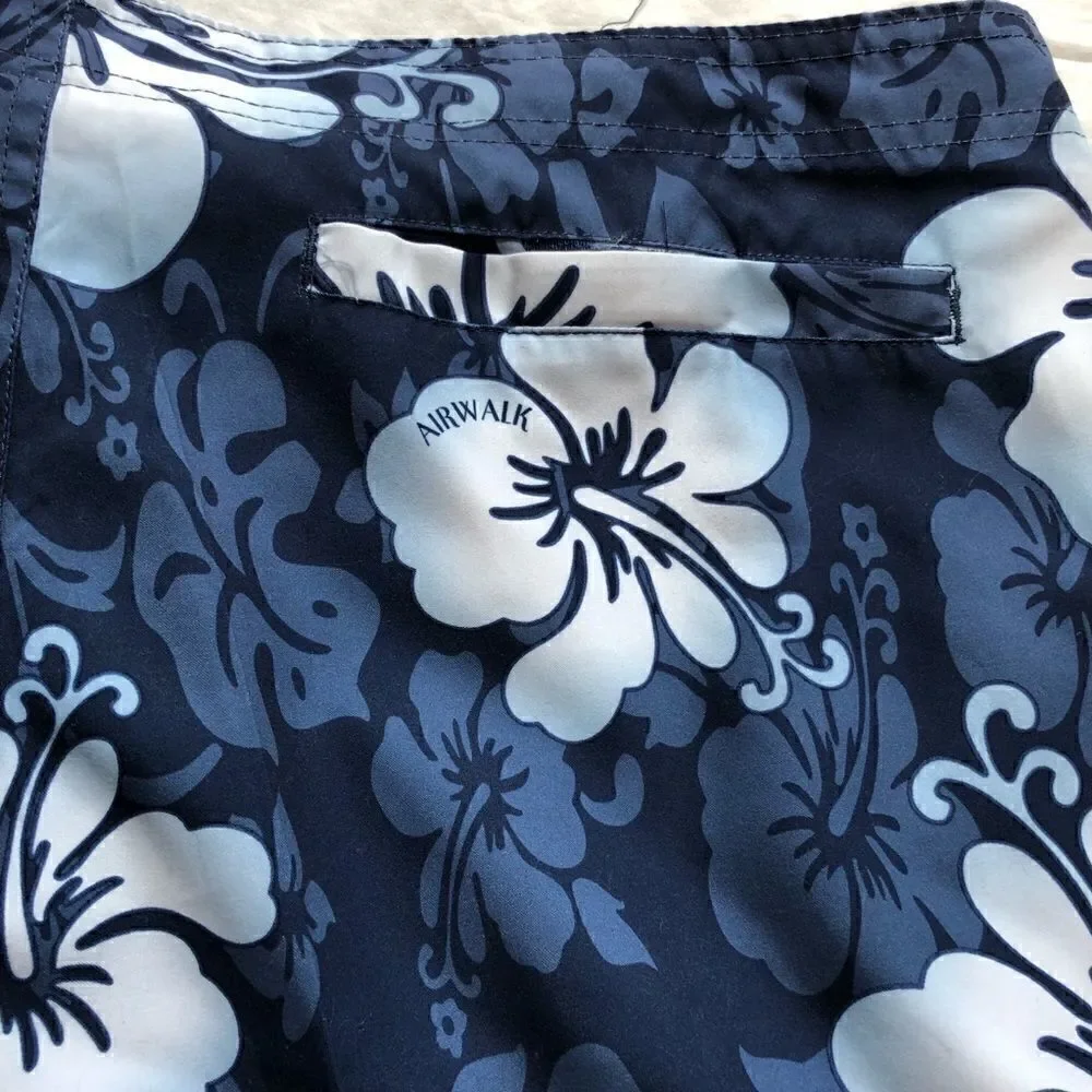 Airwalk board shorts blue and white, lined NWOT 2XL 3 pockets velcro closure